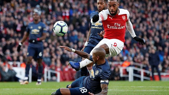 ashley-young-noi-gi-sau-tran-thua-0-2-truoc-arsenal-1